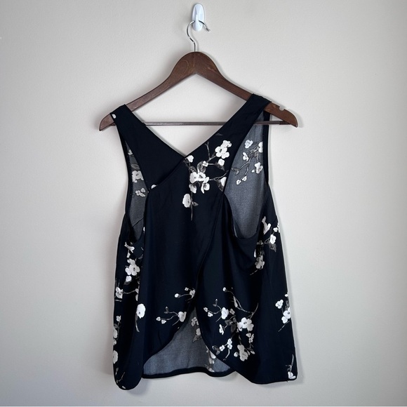Dynamite Sleeveless Split Back Floral Blouse Black with White Floral Large - Picture 2 of 8